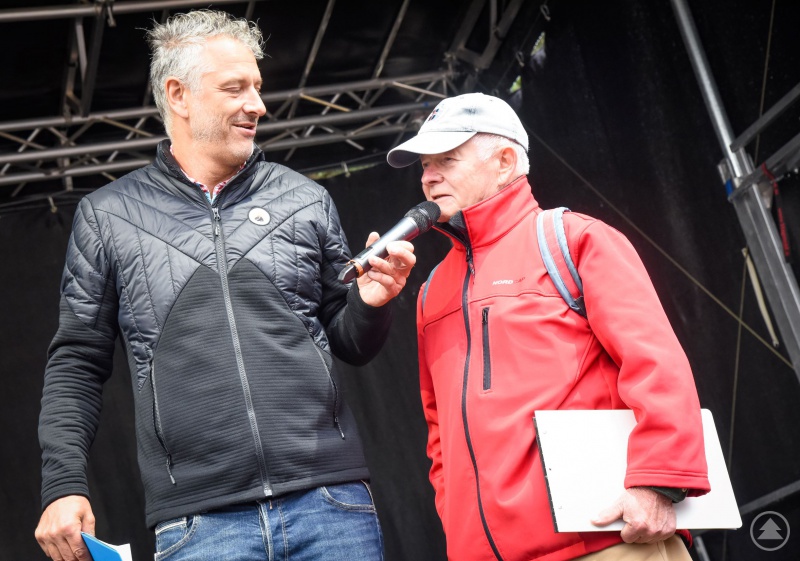 Bernhard Fleischmann – bekannt als „Fleischi“ – moderierte durch den Tag und interviewte unter anderem Heinrich Vierlinger. Er führte die Gäste über das Landesschaugelände.