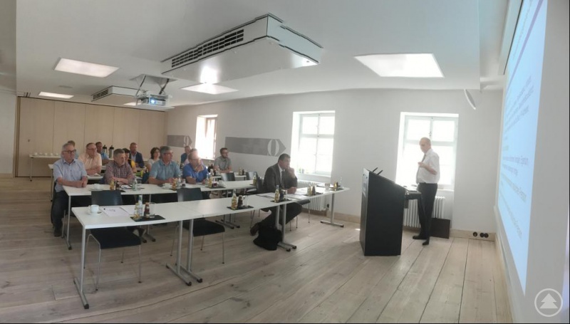 Intensiv diskutierten die beteiligten Kommunalen Vertreter mit den Referenten. Am Pult Udo Höhn, r. sitzend Michael Fritz.