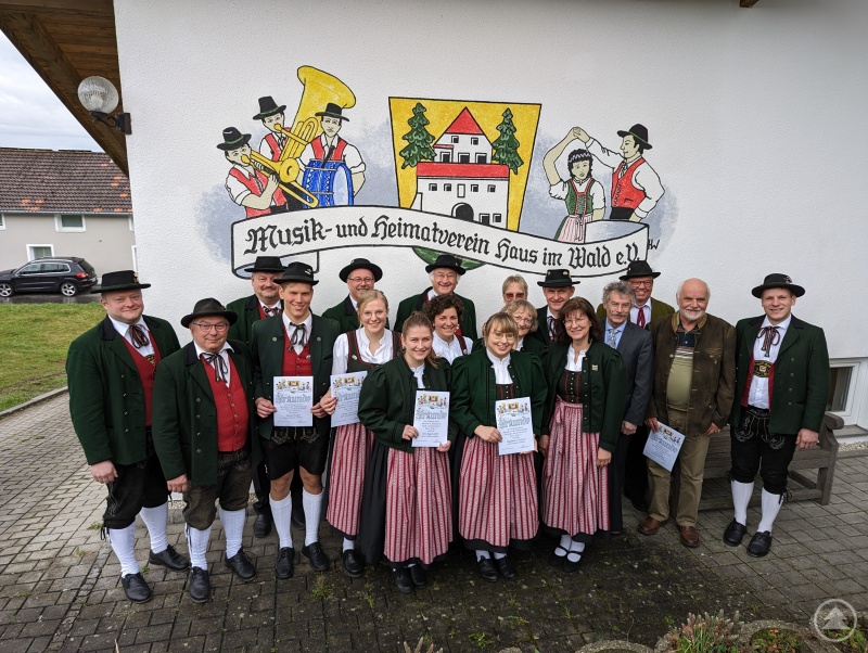 Die Ehrengäste mit einem Auszug der Geehrten im Verein: v.L. 1. Vorstand Stefan Beh-ringer, Ehrenmitglied Andreas Brunnbauer, Bernhard Haidn (25 Jahre Mitglied), Simon Höcker (20 Jahre Volkstanz), Thomas Weilermann (50 Jahre Mitglied und Musiker), An-na-Lena Liebl (20 Jahre Volkstanz), Sofia Eggersdorfer (10 Jahre Musikerin), Manuela Weiherer (20 Jahre Volkstanz/Spielerin), dahinter Alfons Glashauser (Ehrenvorstand), Magdalena Uhrmann (20 Jahre Volkstanz), Ehrenmitglied Inge Behringer, Annemarie Haydn (10 Jahre Mitglied), Alexander Schrank (10 Jahre Musiker), Fahnenmutter Christi-ne Schrank, Grafenaus 3. Bürgermeister und Mitglied Wolfgang Kunz, Vertreter Bezirk III im Dreiflüsse-Trachtengau Passau Max Käser, Kurt Kuhlich (25 Jahre Sänger im Män-nerchor), 2. Vorstand Tobias Bauer