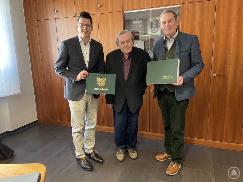 v. l. Bürgermeister Martin Pichler, Gerhard Steppes-Michel und Kulturreferent Bernd Bachhuber