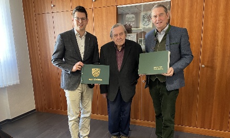 Neues Goldenes Buch für Markt Schönberg – Erster Eintrag zu Ehren des 100. Geburtstags von Herrn Steppes-Michel