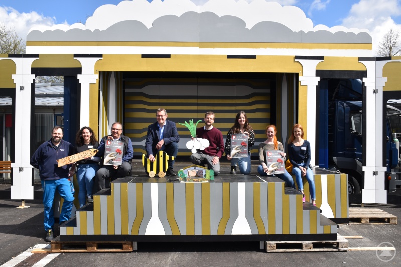 Krankenhausdirektor Uwe Böttcher und Dr. Laurenz Schulz vom Referat für Kultur- und Heimatpflege des Bezirks Niederbayern freuen sich mit Raimund Völkl, Josef Maier, Sofia Papadopoulou, Dagmar Haase, Saskia Draxinger und Hannah Falter.