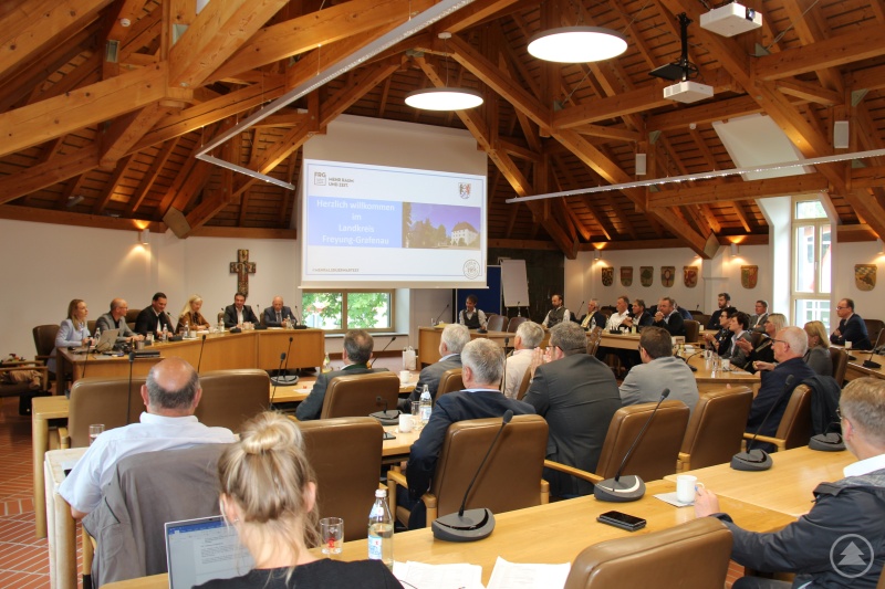 Bürgermeisterkonferenz im großen Sitzungssaal des Landratsamtes Freyung-Grafenau