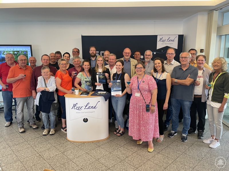 Zahlreiche Interessierte feiern gemeinsam mit der Gemeinde Ringelai und dem SmartesLand-Team die Eröffnung des SmartesLand-Zentrums in der Ortsmitte.