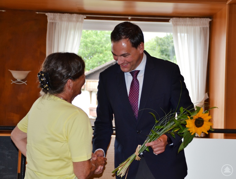 Landrat Sebastian Gruber gratuliert Frau Drexler Pauline zu unglaublichen 48 Dienstjahren
