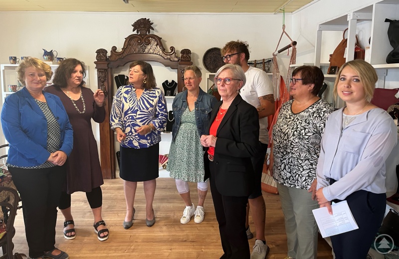 PStn Kofler im Weltladen Rinchnach: Im Weltladen „Sonnenblume“ in Rinchnach informierten die ehrenamtlichen Helferinnen um Rosi Pfeffer (2.v.l.) über ihre Arbeit im Weltladen.