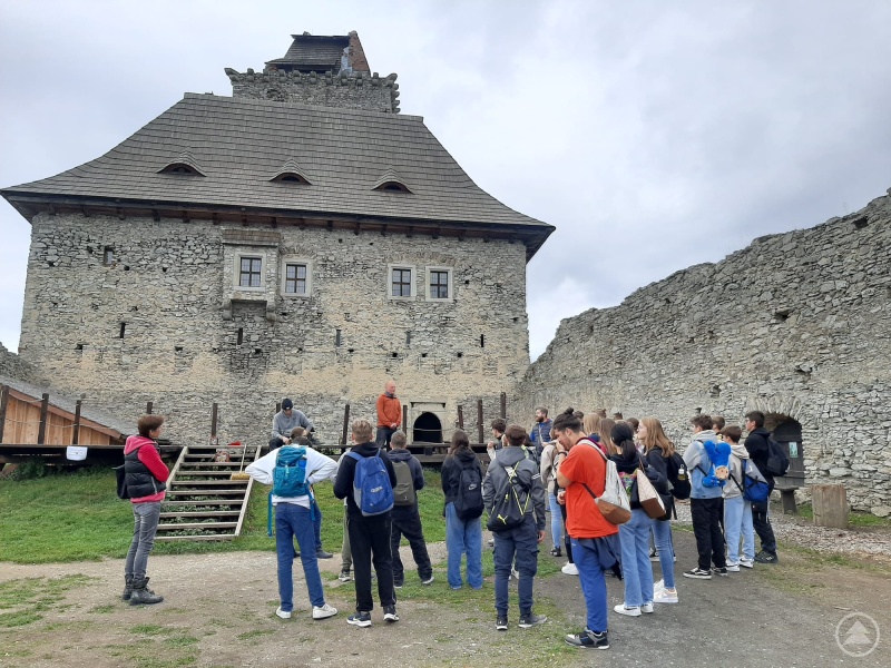 Die Grafenauer Realschüler erlebten eine erlebnisreiche Führung auf der Burg Kasperk in der Grafenauer Partnerstadt Bergreichstein.