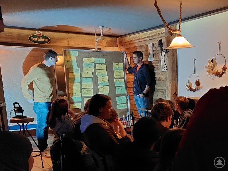 Die Jugendbeauftragten Christian Brandl (links) und Manuel Wimmer (rechts) der Marktgemeinde diskutie-ren die zuvor gesammelten Ideen mit den Jugendlichen von Perlesreut.