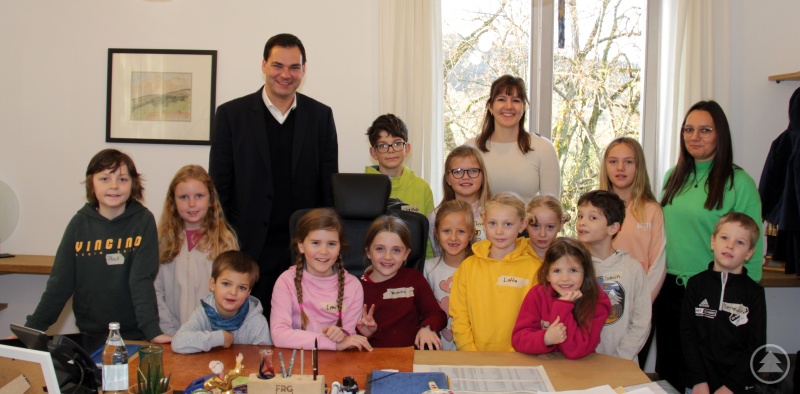Landrat Sebastian Gruber (hinten links) begrüßte zusammen mit den Gleichstellungsbeauftragten Tanja Müller (rechts) und Verena Holzbauer die Kinder der Mitarbeiterinnen und Mitarbeiter in seinem Büro.
