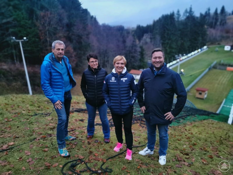 (v. l.) Sprungwart Peter Kindermann, Kassiererin Marion Laus, Vorsitzende Margit Uhrmann und MdL Josef Heisl.