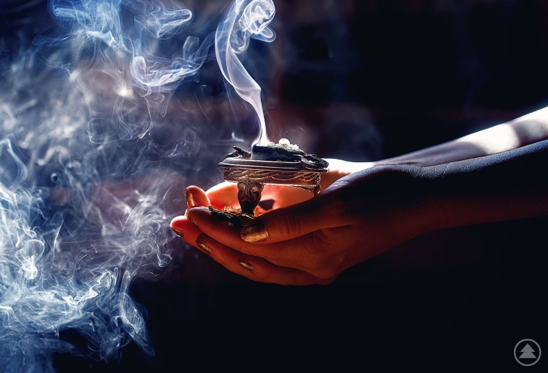 Das Ritual kann durch räuchern z.B. mit Weihrauch unterstützt werden.