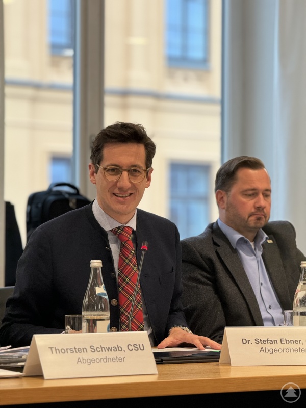 Wir haben es geschafft – die Bahn kommt!“ MdL Dr. Stefan Ebner sicherte sich im Herbst die Unterstützung von Minister Bernreiter und stellte heute den Antrag zum Dauerbetrieb zwischen Gotteszell und Viechtach im Verkehrsausschuss vor. Der Beschluss fiel mit großer Mehrheit.