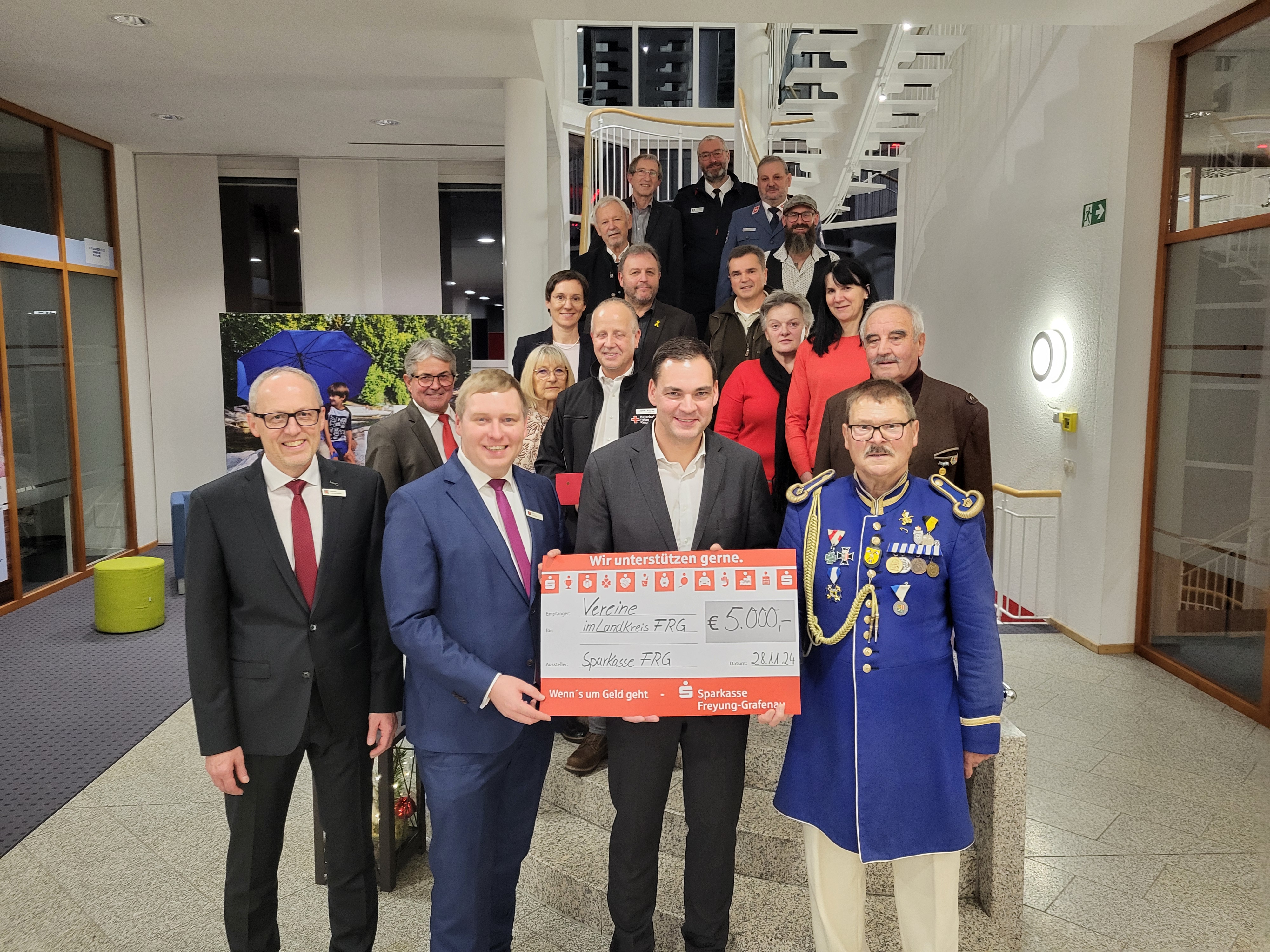 Freuten sich, dass sie elf Organisationen und Vereine aus dem Landkreis aus Verfügungsmitteln der Sparkasse unterstützen durften: (vorne von links) Vorstandsvorsitzender der Sparkasse Dietmar Attenbrunner, stv. Firmenkundenleiter Tobias Springer und Landrat Sebastian Gruber, daneben Karl Lendner (Bürgerwehr Grafenau), dahinter von links: Ludwig Lankl (BRK), Elfriede Römmelmayer (Initiative mit Krebs leben), Josef Aigner (BRK), Anita Kaspar-Pleintinger und Elke Binder (Landfrauen), Josef Schopf (AG Blasmusik), 3. Reihe von links: Ursula Schuster (NP), Karl Matschiner (Freunde und Förderer Garnison Freyung e. V.), Siegfried Schreib (NP), ganz hinten von links: Günter Obermüller (Kreisverkehrswacht), Ludwig Brunner (Initiative mit Krebs leben), Thomas Thurnreiter (Kreisfeuerwehrverband), Eduard Schmid (Malteser Hilfsdienst).