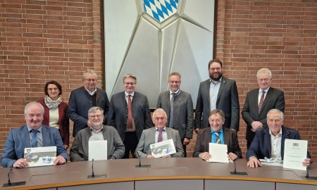 Kommunale Dankurkunden an Xaver Lang, Josef Leupacher, Eduard Meindl, Pater Michael Schlemmer und Helmut Haimerl ausgehändigt