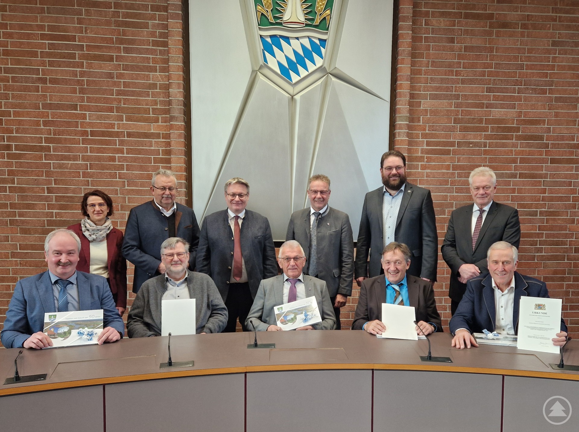 Die Geehrten (v.l.) Helmut Haimerl, Pater Michael Schlemmer, Xaver Lang und Eduard Meindl gemeinsam mit Landrat Josef Laumer, Bundestagsabgeordnetem Alois Rainer, den Landtagsabgeordneten Josef Zellmeier und Tobias Beck sowie den örtlichen Bürgermeistern.