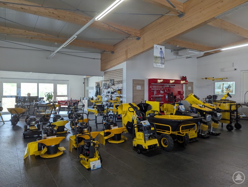 Welche darf's sein? Maschine um Maschine reihen sich praktische BAMATO-Produktlösungen aneinander Bau- und Gartenmaschinen von BAMATO im Obergeschoss des Hofkirchener Ladens