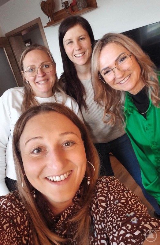 Tanja, Ramona, Nadine und Angelika - Der Start einer neuen Trading Community in Niederbayern Vier Frauen mit einem breiten Lächeln werden gezeigt, die für ein Selfie posieren.