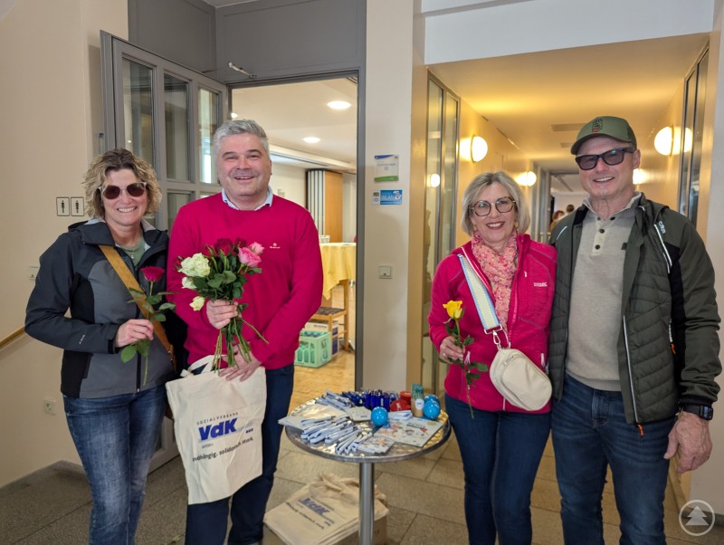 Schenkten mit ihren fairen Rosen eine kleine Freude: Der Zweite Bürgermeister Franz Geisberger (links) und die Fairtrade-Steuerungsgruppe. Franz Geisberger und Fairtrade-Steuerungsgruppe verteilen Rosen