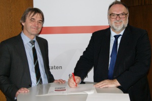 Partner unterzeichnen Kooperationsvereinbarung in der Agentur für Arbeit Passau