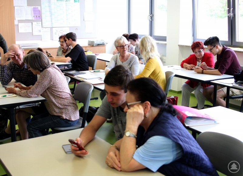 Schüler und Senioren während des Kurses