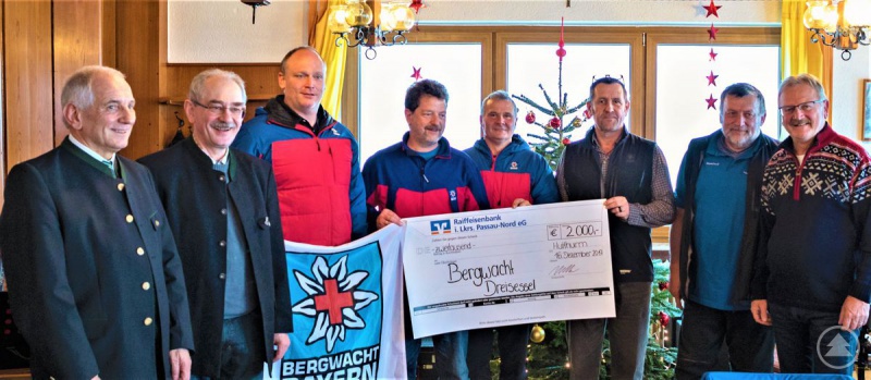 Vorstandsvorsitzender Franz Kerschbaum (2.v.l.) und Vorstand Bernhard Bergmann (1.v.r.) überreichten den Scheck im Wert von 2.000 € an die Bergwachtler.