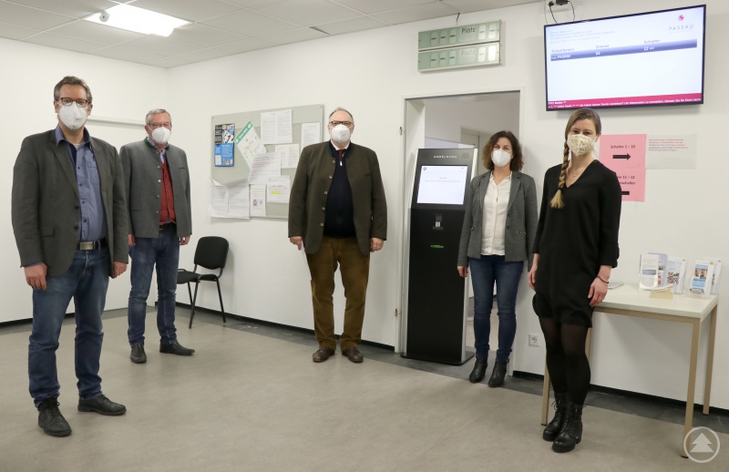Nach der Anmeldung am Terminal erfolgt auf dem Bildschirm im Wartebereich des Bürgerbüros ein Hinweis, sobald man an der Reihe ist unter Angabe der Zimmer- und Schalternummer. Dies testet Oberbürgermeister Jürgen Dupper (Mitte) im Beisein der Projektverantwortlichen Dr. Dr. Ansgar Grochtmann (von links), Robert Firmhofer, Elisabeth Wallner und Verena Pfefferkorn. Die alte Anzeige wird demnächst abmontiert.