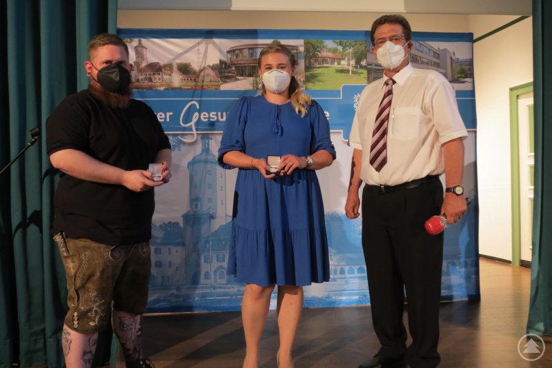 von links: Andreas Pauli und Jana Piller werden von Werner Beham mit einer Medaille geehrt