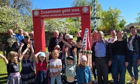 Maifest in Tittling zeigt gelebte Gemeinschaft zwischen den Generationen