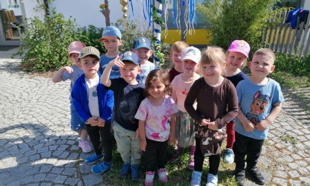 Kindergarten St. Elisabeth feiert neue Spielger&auml;te und Maibaum