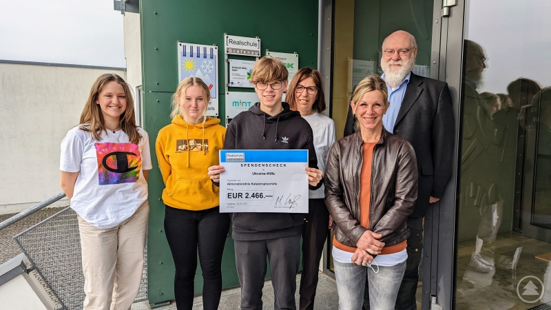 Hilfe durch gemeinsamen Verzicht: Die Schülersprecher Philipp Ecker, Antonia Lichtnecker und Paula Maier der Staatlichen Realschule Grafenau mit den Religionslehrkräften Maria Braml und Stephanie Müller-Peter sowie Konrektor Martin Weiß.