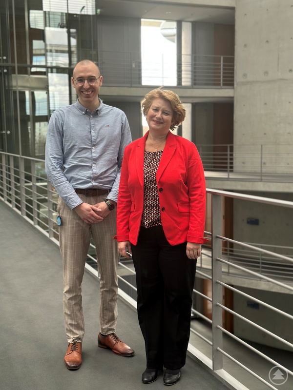 Rita Hagl-Kehl, SPD-Bundestagsabgeordnete, und Simon Klessinger im Paul-Löbe-Haus in Berlin.