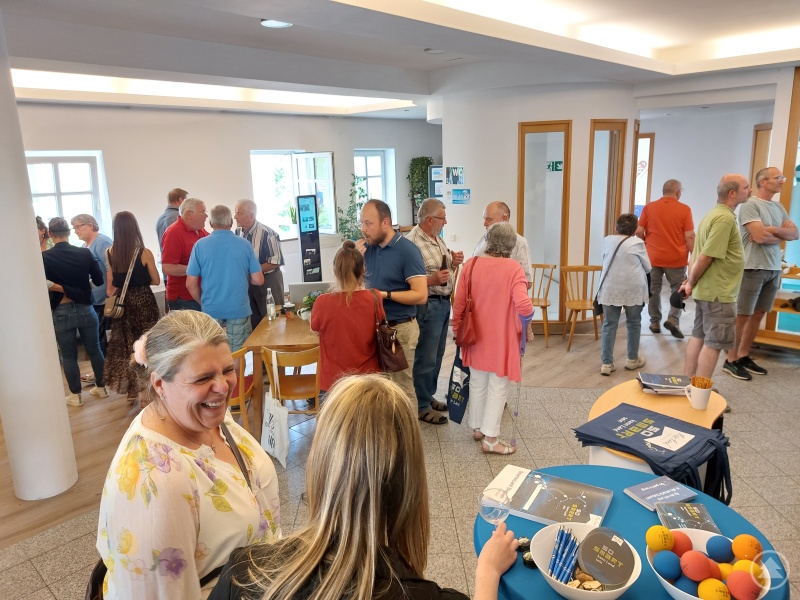Gelungene Eröffnung: Die Besucherinnen und Besucher freuen sich über das neue Dorfzentrum.