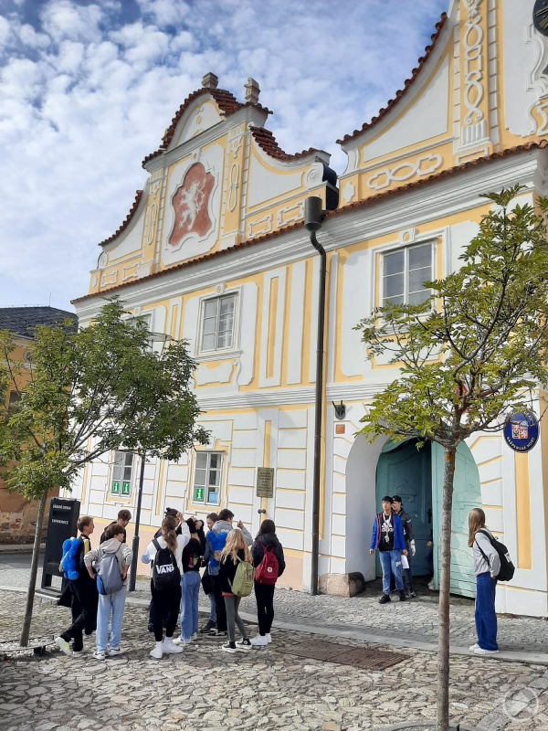 Bei der Stadtrallye (hier vor dem Rathaus) lernten die Realschüler viel über ihre tschechische Partnerstadt.
