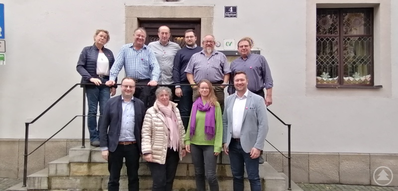 (v. l. – obere Reihe) Beate Hubig, Rainer Gottinger, Helmut Paster sen., Stefan Meyerhofer, Bernhard Sitter, Fritz Mayer jun., (v. l. – untere Reihe) MdL Stefan Meyer, Rita Mautz, Cornelia Krumesz und MdL Josef Heisl.