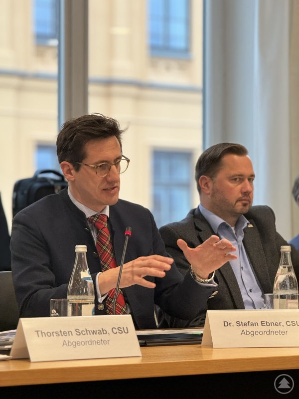 „Wir haben es geschafft – die Bahn kommt!“ MdL Dr. Stefan Ebner sicherte sich im Herbst die Unterstützung  von Minister Bernreiter und stellte heute den Antrag zum Dauerbetrieb zwischen Gotteszell und Viechtach im  Verkehrsausschuss vor. Der Beschluss fiel mit großer Mehrheit