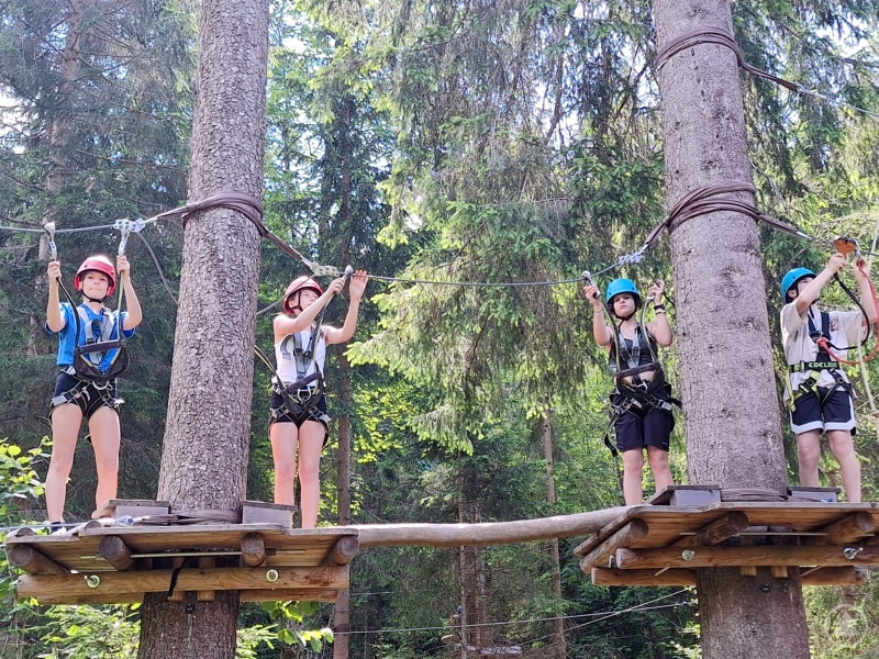 Im Hochseilgarten musste so mancher Siebtklässler all seinen Mut zusammenfassen, um sich aus neun Metern abzuseilen.