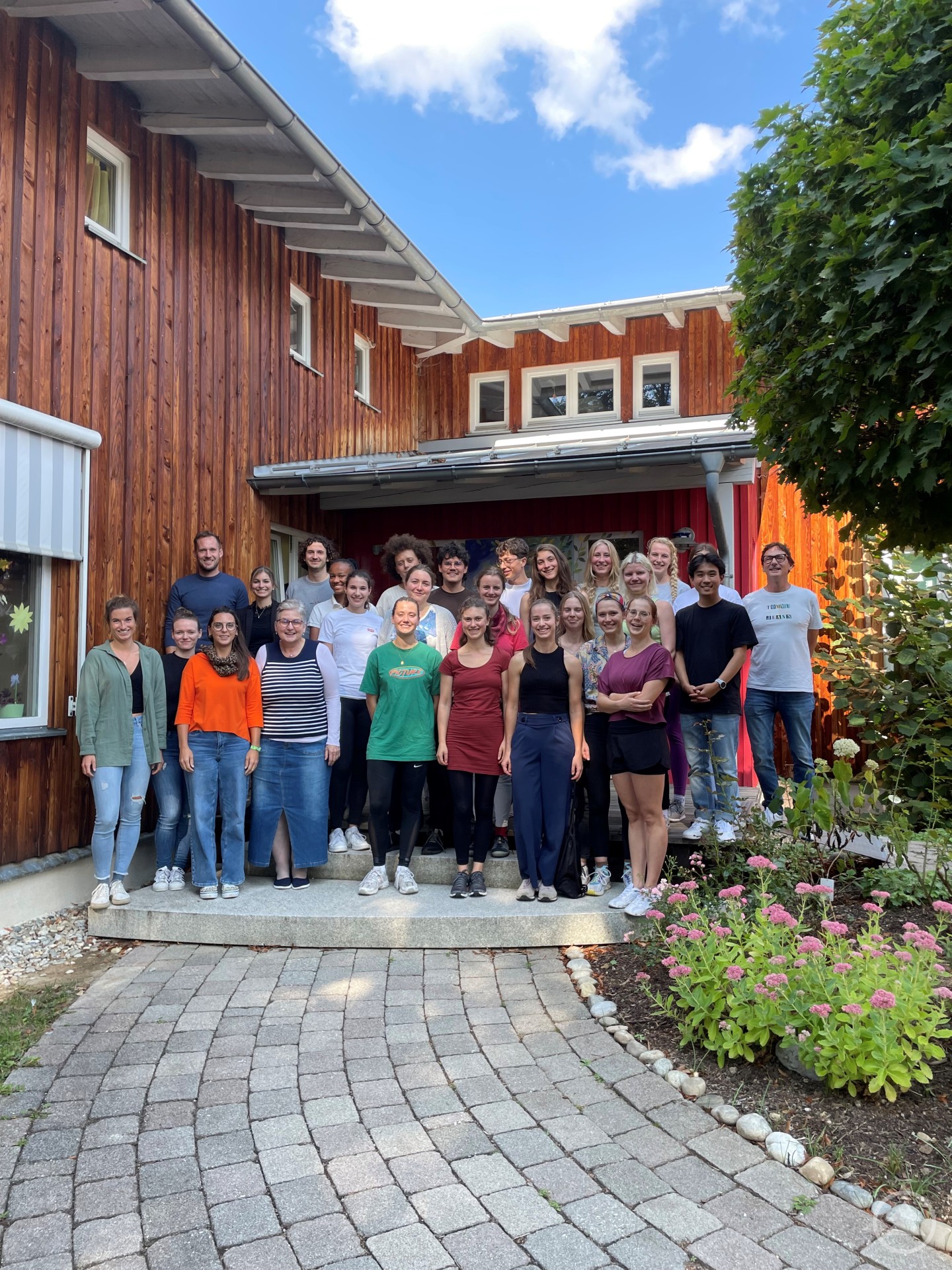 Einsatz im Kindergarten: Medizinstudierende aus dem gesamten Bundesgebiet, die derzeit ihre Famulatur in Freyung-Grafenau absolvieren, mit den Unterstützern und Organisatoren der Maßnahme: René Kurtz von der Gesundheitsregion Plus FRG (2. Reihe links außen), Regionalmanager Stefan Schuster (2. Reihe rechts außen), Kindergartenleiterin Barbara Späth (vordere Reihe 4. von links) und Elternbeiratsvorsitzende Carolin Schuster (vordere Reihe 3. von links)