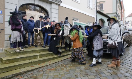 Schönberg ist pleite - Die Hexen stürmten das Rathaus und plünderten die Kasse