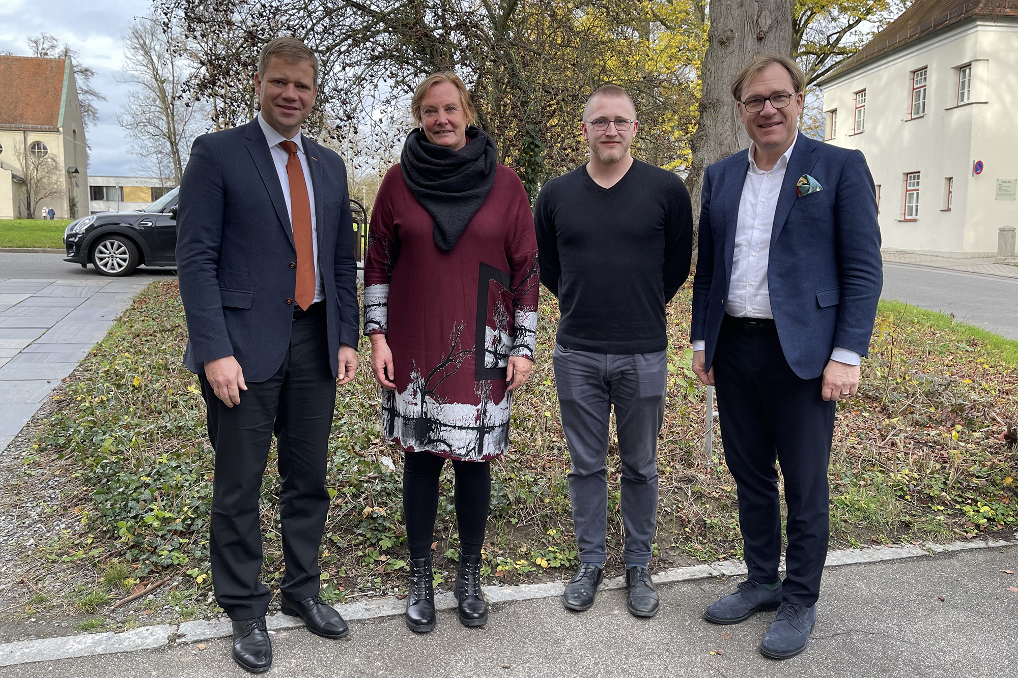 Bezirkstagspräsident Dr. Olaf Heinrich (li.) und Bezirkstagsvizepräsident Dr. Thomas Pröckl (r.) sprachen im Bezirksklinikum Mainkofen mit Anne Waechter und Johannes Schlieter vom Bezirksjugendring Niederbayern.
