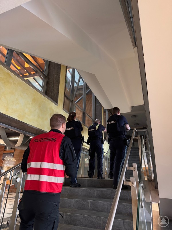 Realistische Trainingsszenarien in den Fluren des Gymnasiums Freyung. Ein Übungsleiter mit Weste