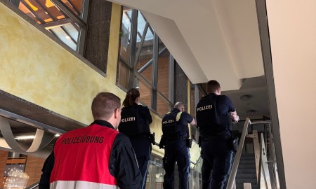 Gro&szlig;&uuml;bung der Polizei im Gymnasium Freyung &ndash; Einsatzkr&auml;fte trainieren f&uuml;r den Ernstfall