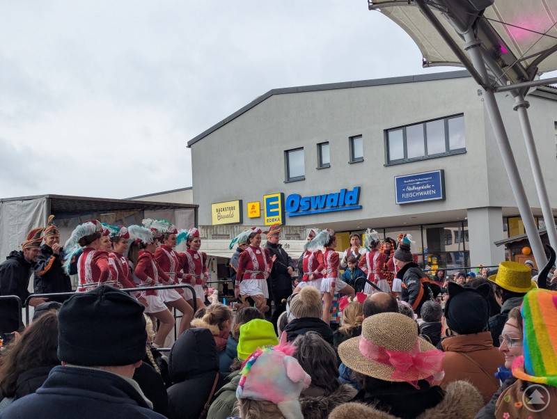 Garde TV Dingolfing mit roten Kost&uuml;men auf der B&uuml;hne