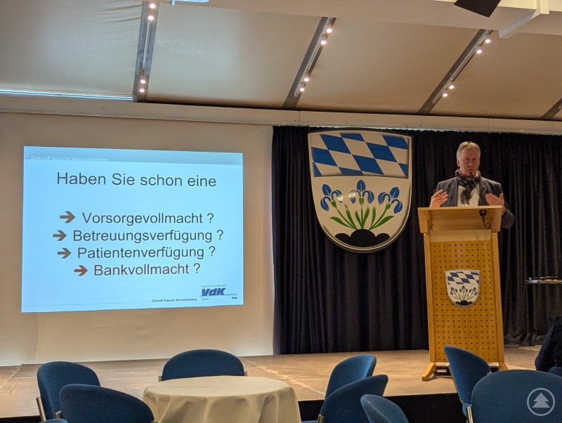 Helmut Plenk beim Renten-Vortrag auf der B&uuml;hne im Plattlinger B&uuml;rgerspital