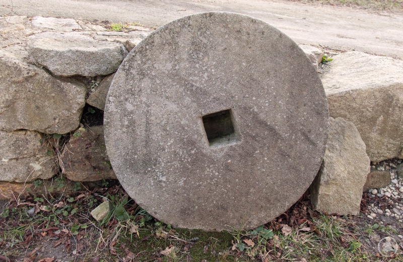 Die Grafmühle wird urkundlich erstmals um 1100 erwähnt. Damit ist sie eine der ältesten Mühlen in Deutschland, die immer noch gewerblich betrieben werden. 