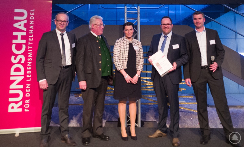 Dipl.-Ing. Thomas Eisler, Redakteur der Zeitung "Getränkefachgrosshandel" (v.r.), überreichte die Urkunde „Deutschlands beste Getränkehändler 2017" an Getränke Degenhart-Firmeninhaber Markus Degenhart mit Frau Susanne, Firmengründer Karl Degenhart und Getränke Degenhart-Verkaufsleiter Thomas Lorenz.