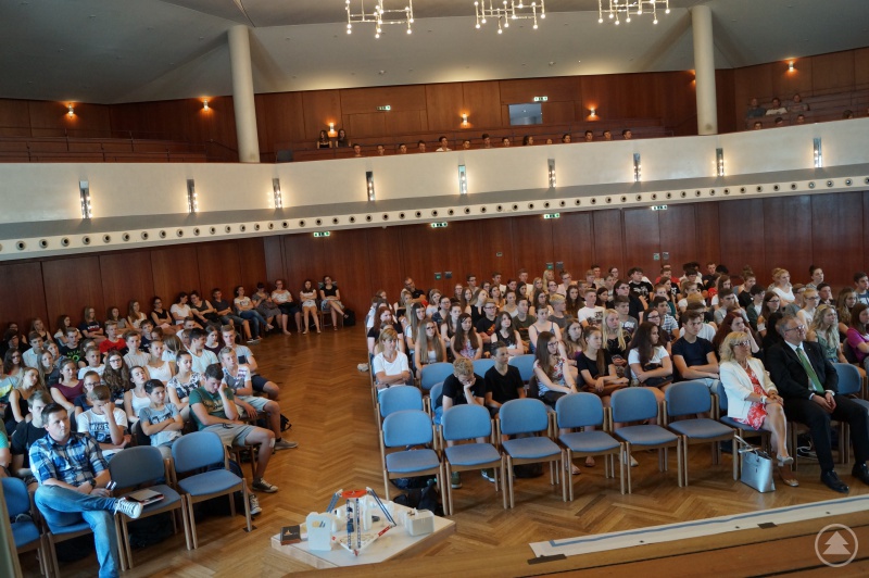 Sie folgten interessiert den Ausführungen der Referenten beim Existenzgründertag des Regionalmanagements: Die Schülerinnen und Schüler der Landkreis-Realschulen und der HOT in Grafenau