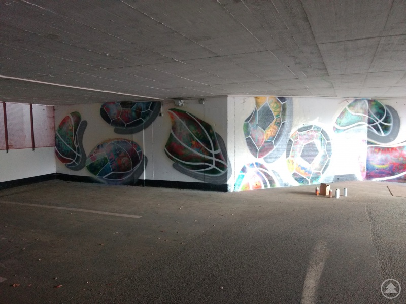 Die Parkgaragenwand wurde durch die Jugendlichen zusammen mit Künstler Michael Heindl verschönert.