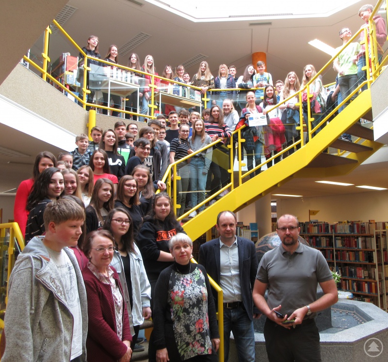 Tomáš Soumar (vorne von rechts), Michael Köberl, Marie Myšáková und Notburga Schreiner mit den am Austausch beteiligten Klassen aus Prachatice und Freyung.