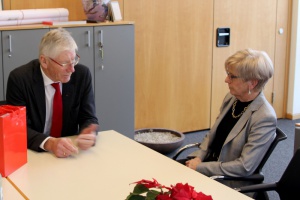 Bernhard Roos bei Landrätin Rita Röhrl