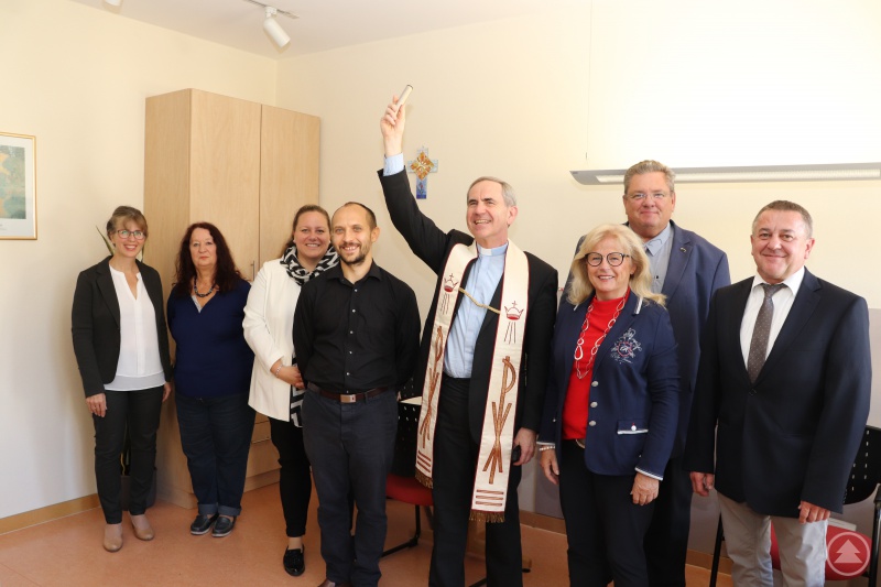 Ein Segen für junge Menschen. Stadtpfarrer Magnus König segnet die Räume des Jugendmigrationsdienstes in Freyung. Bei der offiziellen Einweihung v.li. die Fachbereichsleiterin Jugend- und Familienhilfe, Erika Paul, Gabriele Leibold Landescaritasverband Bayern, Monika Schuster, BBZ-Leiterin, Konstantin Kornev, Sozialpädagoge beim JMD Freyung, Helga Weinberger, stellvertretende Landrätin Freyung/Grafenau, Bürgermeister Max Niedermeier aus Grafenau und Herbert Schiller, 3. Bürgermeister Freyung.